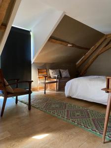 Tempat tidur dalam kamar di La Ferme de Châtenoy - Le Mouton Noir