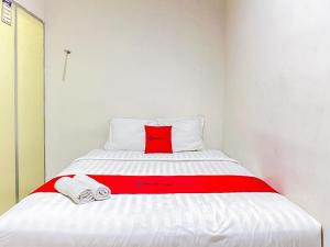 Postel nebo postele na pokoji v ubytování RedDoorz near Taman Flora Bratang Surabaya