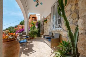 patio z krzesłami i roślinami w budynku w obiekcie Villa Vista Calpe w mieście Calpe