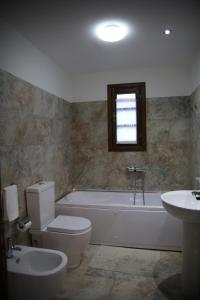 e bagno con servizi igienici, vasca e lavandino. di Hotel Vila Aleksander a Berat Altre 37 foto
