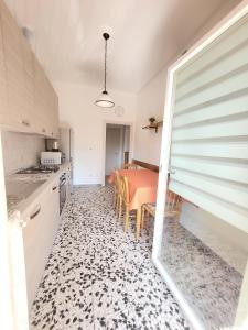 eine Küche mit einem Tisch und einem Esszimmer in der Unterkunft Casa Margherita - bike friendly in Verbania
