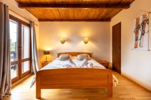 1 dormitorio con cama y ventana grande en La Rose de Lou - Grand duplex avec vue montagne, en Bolquere Pyrenees 2000