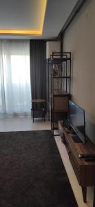 sala de estar con TV y mesa en Konyaaltı ANTALYA, en Antalya