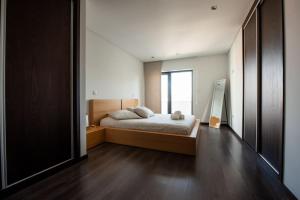 una camera da letto con un letto e una grande finestra di Casa da Perafita /Matosinhos, 2 Km from the beach a Perafita