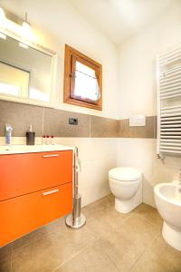 シエナにあるNicchio Bright And Design Loftのバスルーム(トイレ、洗面台付)