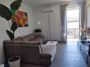 un salon avec un canapé et une plante dans l'établissement La passione al mare, à Marina di Massa