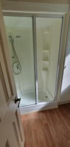 Ένα μπάνιο στο Honey Cottage Caravan Park +37 φωτογραφίες