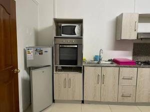 Cucina o angolo cottura di Spacious beach property in Flic en Flac