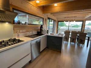 una cocina con estufa y encimera en Superbe maison finlandaise en bois, en Tosse 35 fotos más