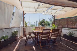 d'une terrasse avec une table et des chaises. dans l'établissement The new Gurami Beach House, à Rincón de la Victoria