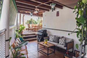 - un salon avec un canapé et une table dans l'établissement The new Gurami Beach House, à Rincón de la Victoria
