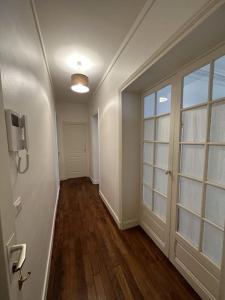 an empty hallway with a door and a window at Charmant Appartement Parisien in Paris