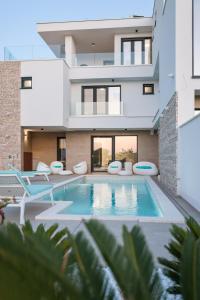 una vista esterna di una casa con piscina di Villa Fortunal a Murter