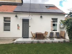 una casa con paneles solares en el techo en Sweet Dream Apartman en Pécs
