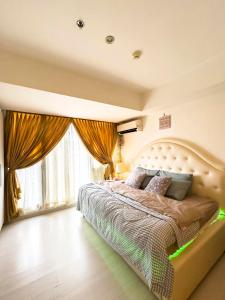 מיטה או מיטות בחדר ב-Eoonnie Staycation - Azure