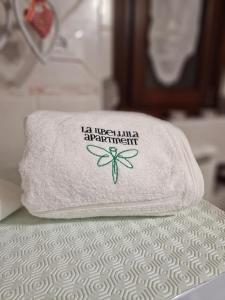 a towel sitting on top of a bed at La Libellula apartment (Il tuo Chalet sul colle) in Castel di Sangro