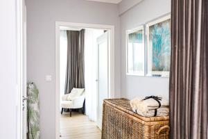 corridoio con panca di vimini in una stanza di Baltic Riviera Concept Apartament z widokiem na morze i las a Międzyzdroje