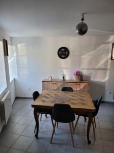 - une salle à manger avec une table et des chaises en bois dans l'établissement Appartement meublé Duplex T3., à Baume-les-Dames
