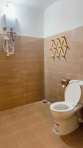 a bathroom with a white toilet in a room at Hung Vuong Hotel in Pleiku