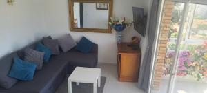 a living room with a blue couch and a mirror at Acuario shared flat piso compartido est partagé الشقة مشتركة in Benalmádena