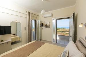 TV a/nebo společenská místnost v ubytování Vasileios Seaview Apartments