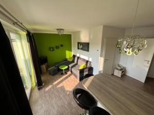 ein Wohnzimmer mit einem Sofa und einem Tisch in der Unterkunft Ferienwohnung KWi 73 EG "grüne Oase" in Graal-Müritz
