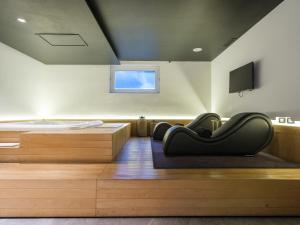 Habitación con bañera, cama y TV. en Secret Garden Resort & Spa, en Palma Campania