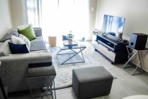 Χώρος καθιστικού στο The Waterfallcity Charm next to Mall of Africa