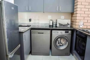 Η κουζίνα ή μικρή κουζίνα στο The Waterfallcity Charm next to Mall of Africa