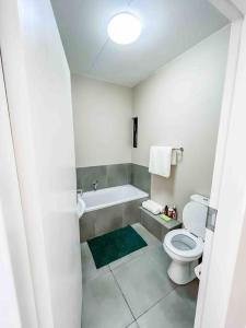 Ένα μπάνιο στο The Waterfallcity Charm next to Mall of Africa