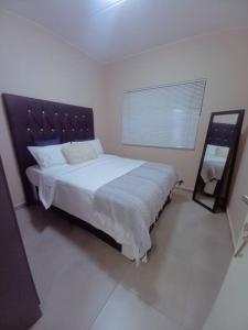 Ένα ή περισσότερα κρεβάτια σε δωμάτιο στο The Waterfallcity Charm next to Mall of Africa +7 φωτογραφίες