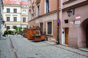 uma rua em uma cidade com pessoas andando pela rua em Apartament na Jezuickiej em Lublin