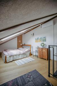 1 dormitorio con 2 camas en una habitación en Haus Diogenes, en Mörbisch am See