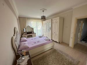 a bedroom with a bed and a dresser in it at VIP DAİRE DENİZ MANZARALI in Degirmen