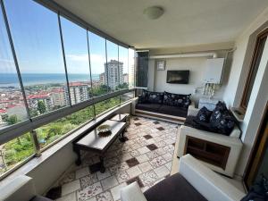 uma sala de estar com vista para o oceano em VIP DAİRE DENİZ MANZARALI em Degirmen
