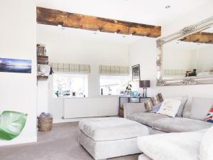 uma sala de estar com um sofá e uma mesa em Pass the Keys Stunning Cheshire Barn with HotTub em Sandbach