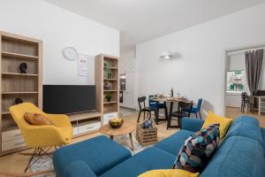- un salon avec un canapé bleu et une table dans l'établissement El Caminante Apartment, à Rijeka