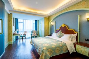 1 dormitorio con 1 cama extragrande y escritorio en Morning Hotel, Changsha Huanghua International Airport, en Gutang