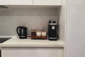 a kitchen counter with a coffeemaker and a coffee maker at Ballarat Holiday Homes - Hopetoun Cottage - Minutes from Ballarat CBD - Sleeps 1 to 6 in Ballarat