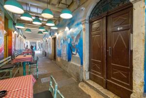 un couloir d'un restaurant avec des tables et une porte dans l'établissement El Caminante Apartment, à Rijeka