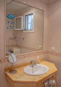 baño con lavabo y espejo grande en Apto Julia, 1ª Línea de Playa y Vistas al Mar, en Mojácar