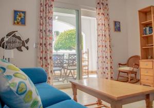 sala de estar con sofá azul y mesa en Apto Julia, 1ª Línea de Playa y Vistas al Mar, en Mojácar