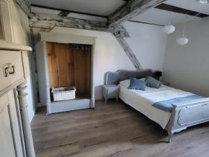 1 dormitorio con 1 cama y suelo de madera en Krzywa Apartamenty en Lidzbark Warmiński