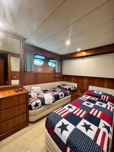 a bedroom with two beds on a boat at Vita Nauta Boat & Breakfast in Gaeta
