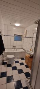 a bathroom with a toilet and a tub and a sink at Monteurhaus in Hemer - Gemeinschaftsnutzung Küche und Bad in Hemer