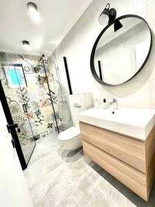 uma casa de banho com um lavatório e um espelho em House Roki em Vis