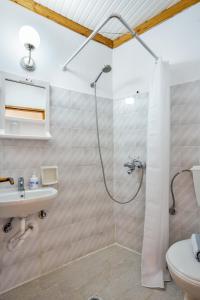 ein Bad mit einer Dusche und einem Waschbecken in der Unterkunft Villa Kapasa in Mathés