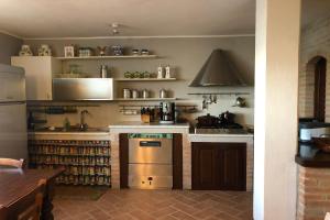 una cocina con fregadero y estufa horno superior en Villa Bucatino by Mmega, en Pistrino 20 fotos más