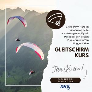 ein Flyer für ein Paragliding-Event mit zwei Personen auf Fallschirmen in der Unterkunft Vital Lodge Allgäu mit Oberstaufen PLUS in Oberstaufen