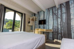 ein Schlafzimmer mit einem Bett und einem großen Fenster in der Unterkunft Agriturismo I Tre Colli in Viazzano